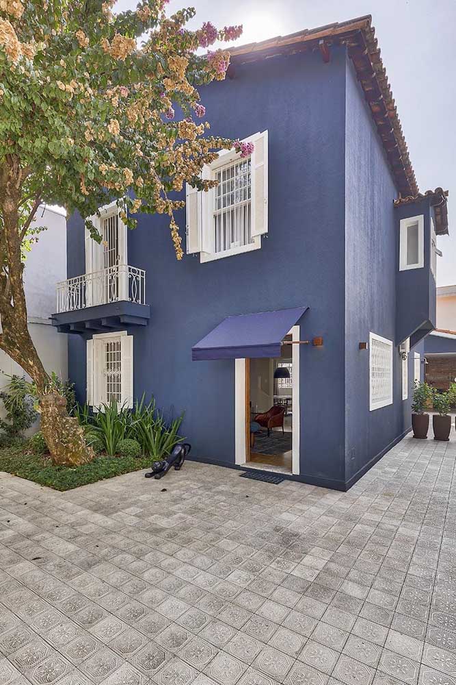 Casa azul com portas e janelas brancas. Parece que saiu de uma história infantil, né?