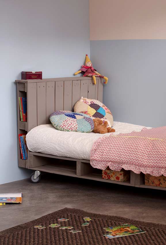 Cama infantil com nichos