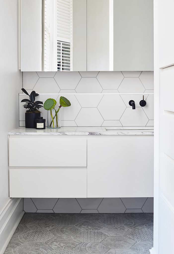 Banheiro preto e branco com pastilhas hexagonais