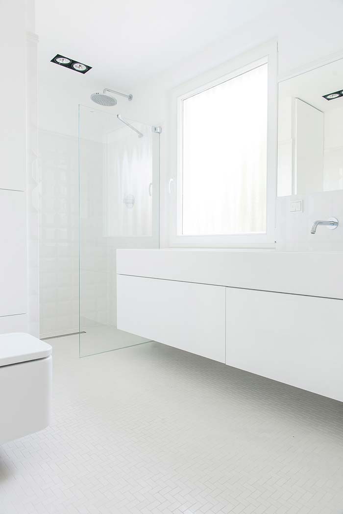 Banheiro branco e moderno