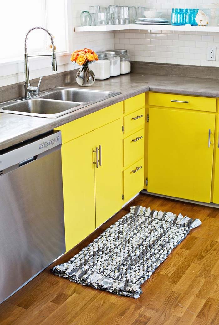 Cozinha amarela e cinza