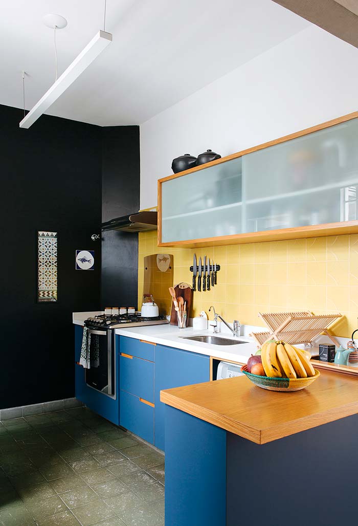 Cozinha Amarela com Papel de Parede