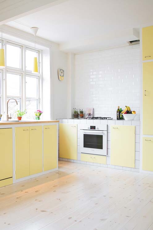 Cozinha amarela e branca
