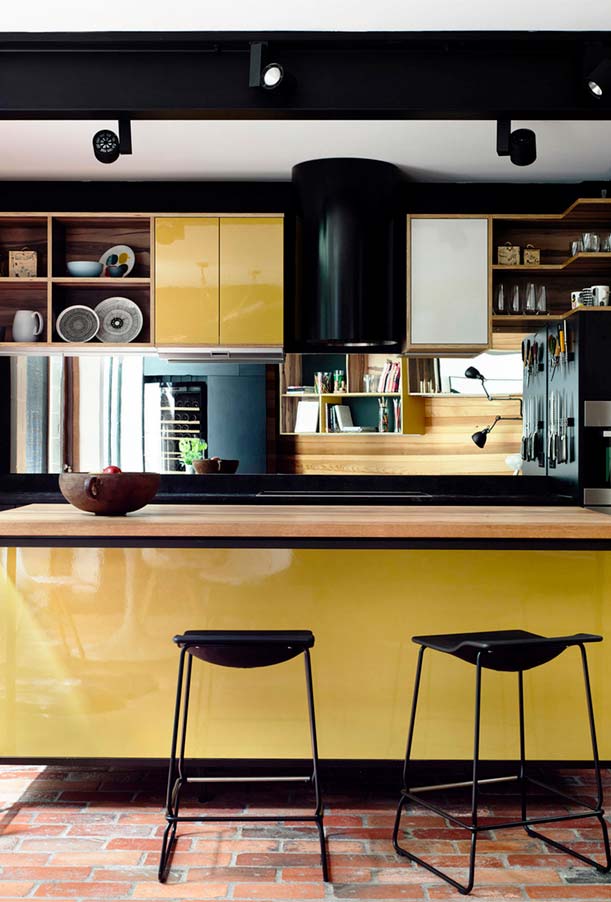 Cozinha amarela e preta com detalhes em branco