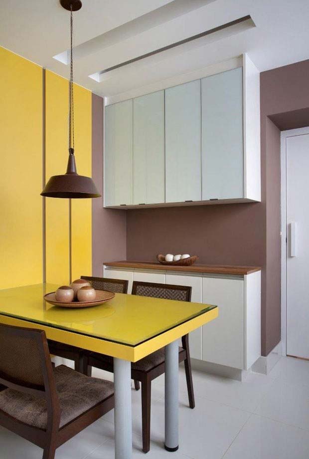 Cozinha amarela e marrom