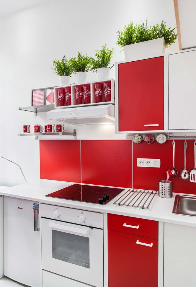 Cozinha branca contemporânea com detalhes em vermelho