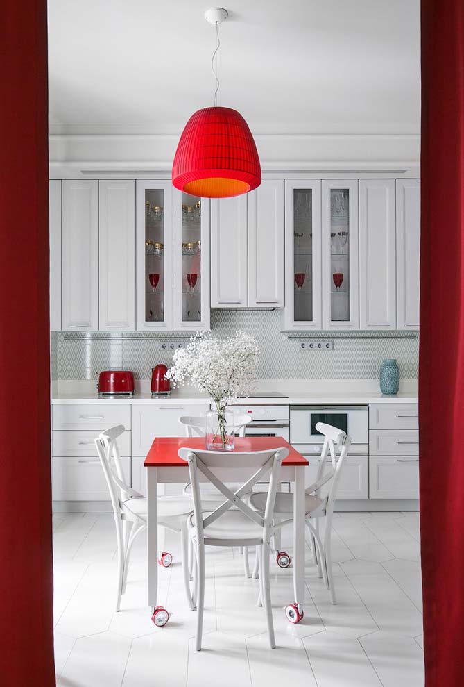 Cozinha branca e vermelha
