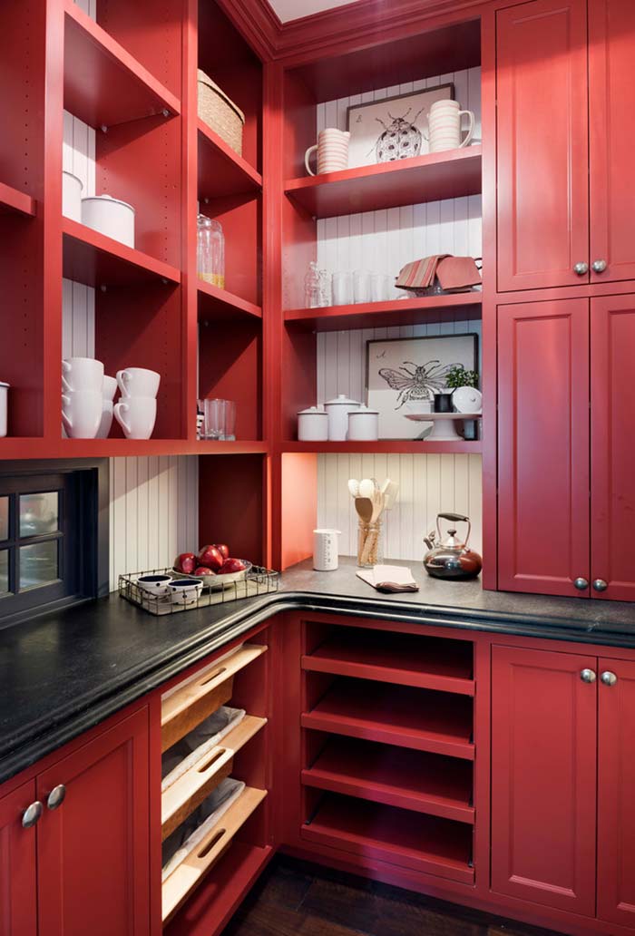Cozinha com armários vermelhos
