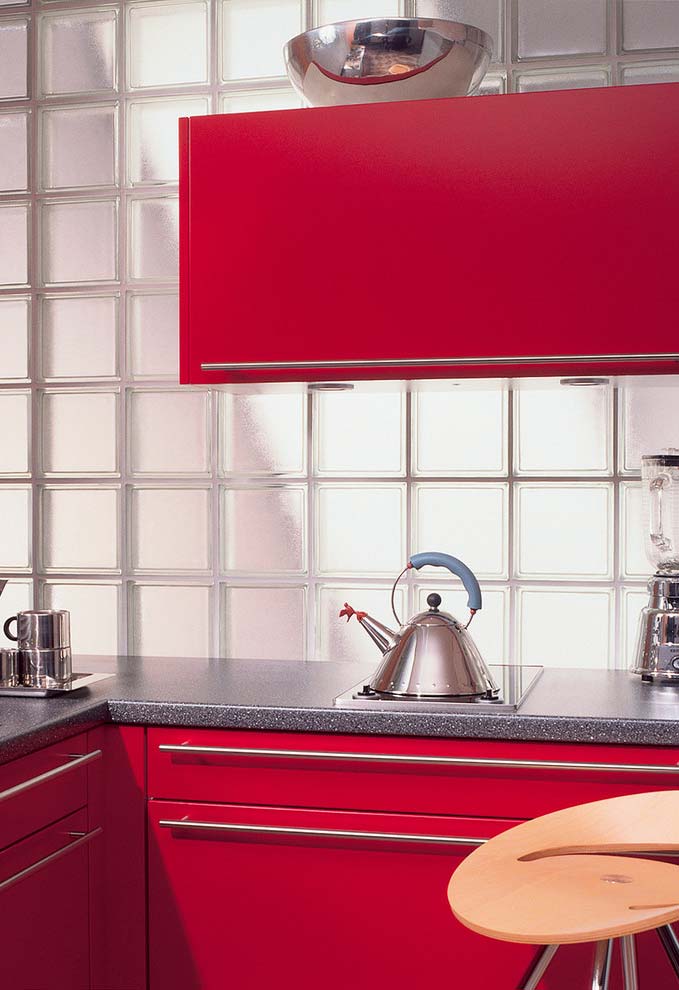 Vermelho bordô numa cozinha com acessórios de inox