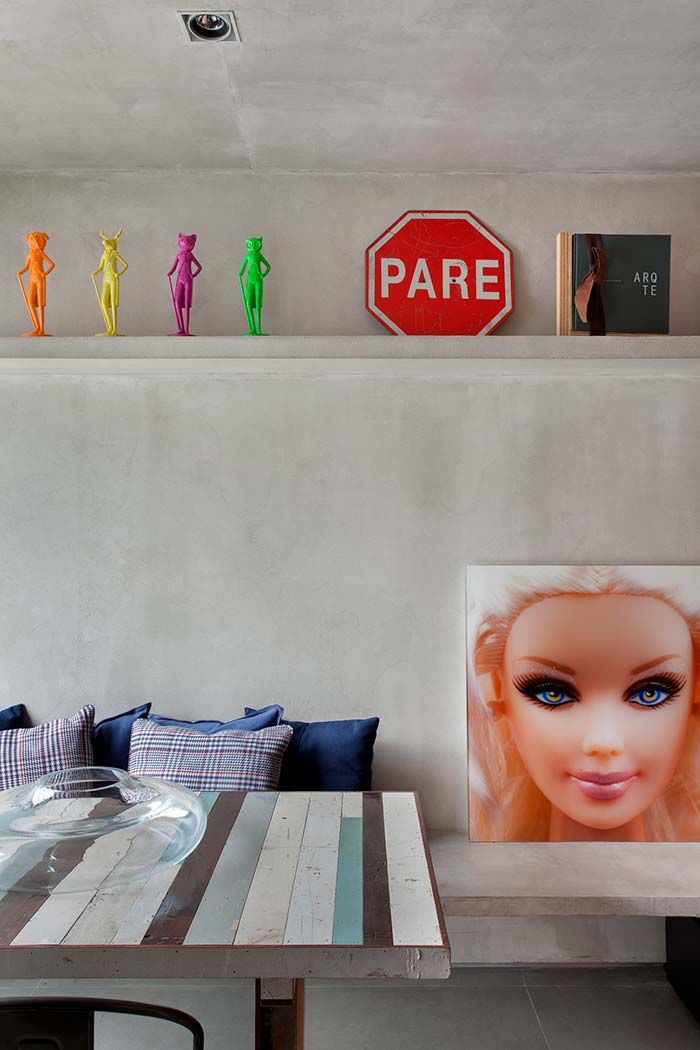 Ícones da cultura pop decorando a sala de estar
