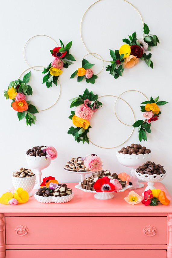 Arco de flores para decorar a mesa de doces