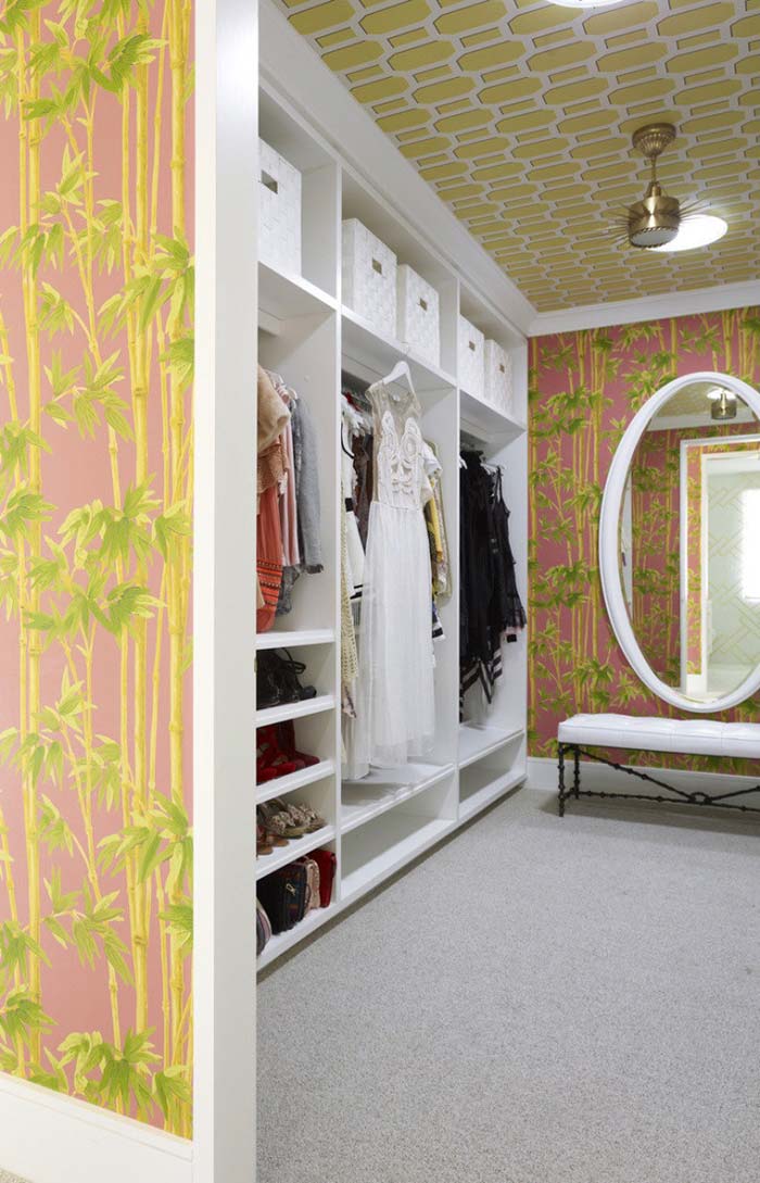 Modelo de closet com papel de parede