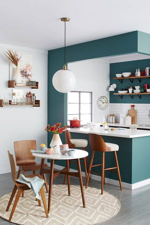 Aposte nas cores vibrantes até mesmo nas cozinhas americanas pequenas