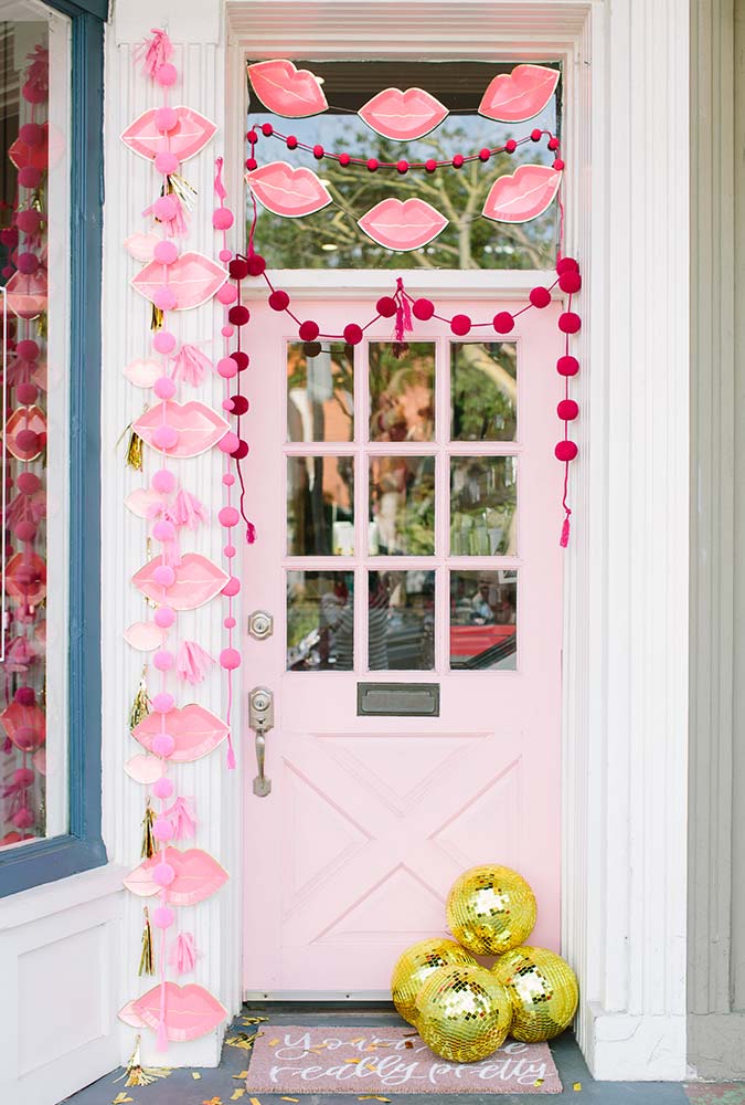 Garlands e balões cheios de amor desde a porta de entrada