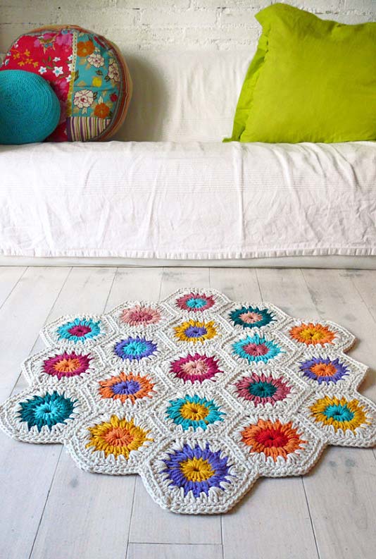 Tapete de crochê com flores coloridas