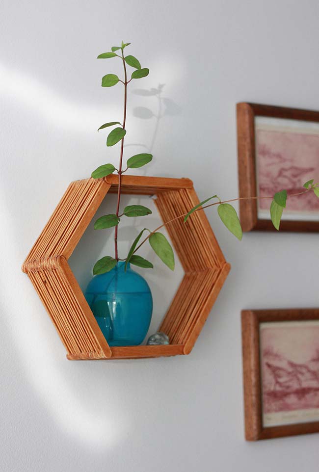 Um nicho hexagonal cheio de criatividade em dois materiais: artesanato com palito de picolé e cola