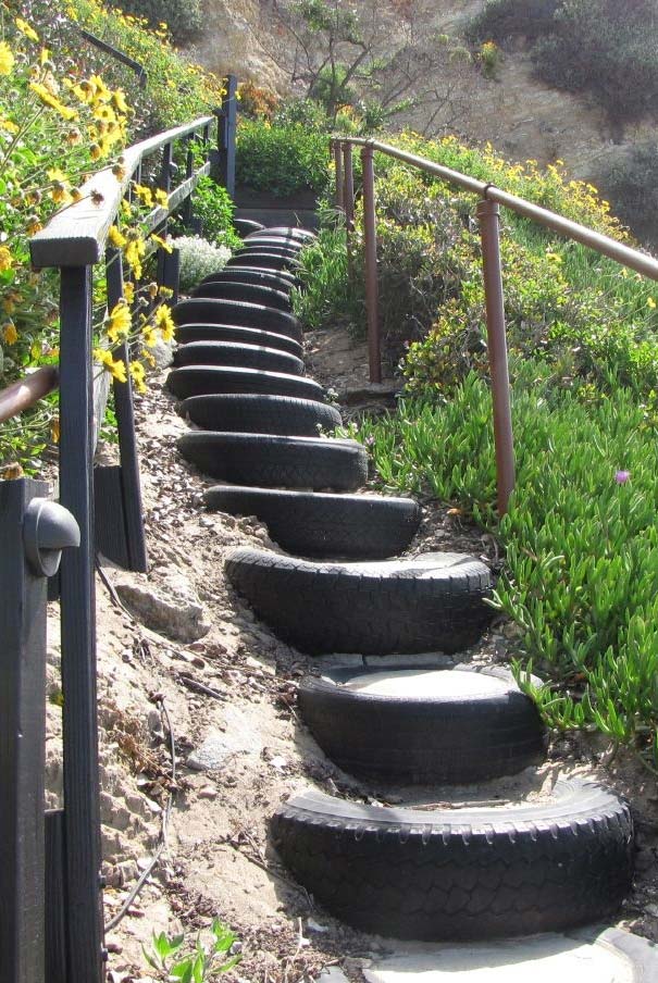 Escada externa com degraus de pneus