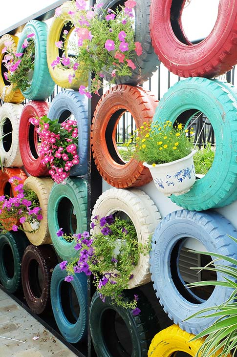 Jardim vertical e colorido com pneus velhos