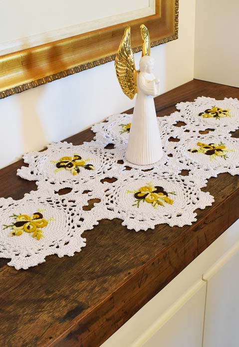Caminho de mesa de crochê: veja incríveis modelos e passo a passo