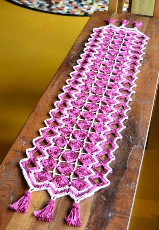 Caminho de mesa de crochê em zigue-zague e cores vibrantes