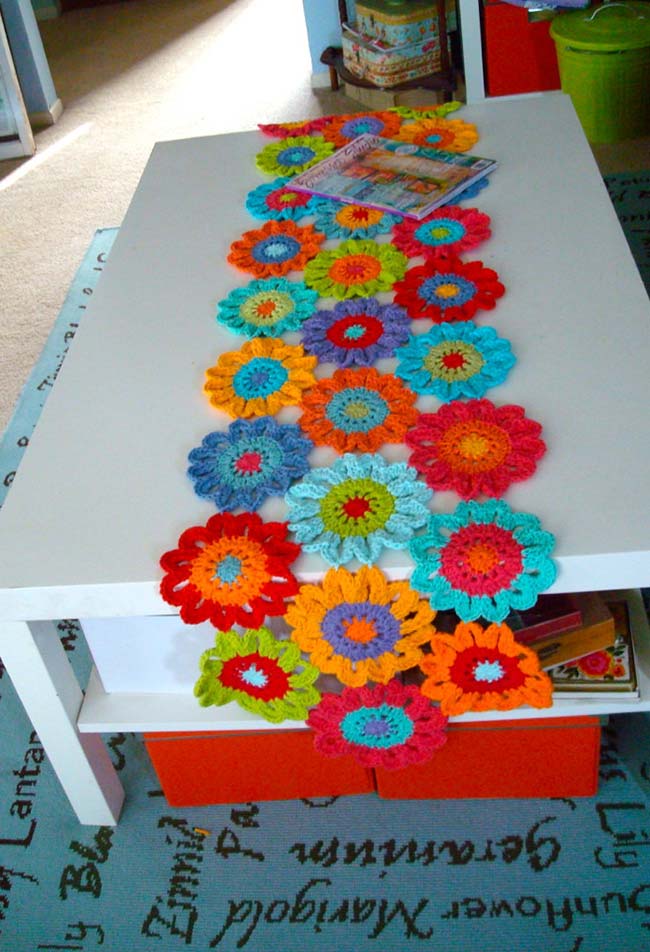 Caminho de mesa de barbante com flores super coloridas