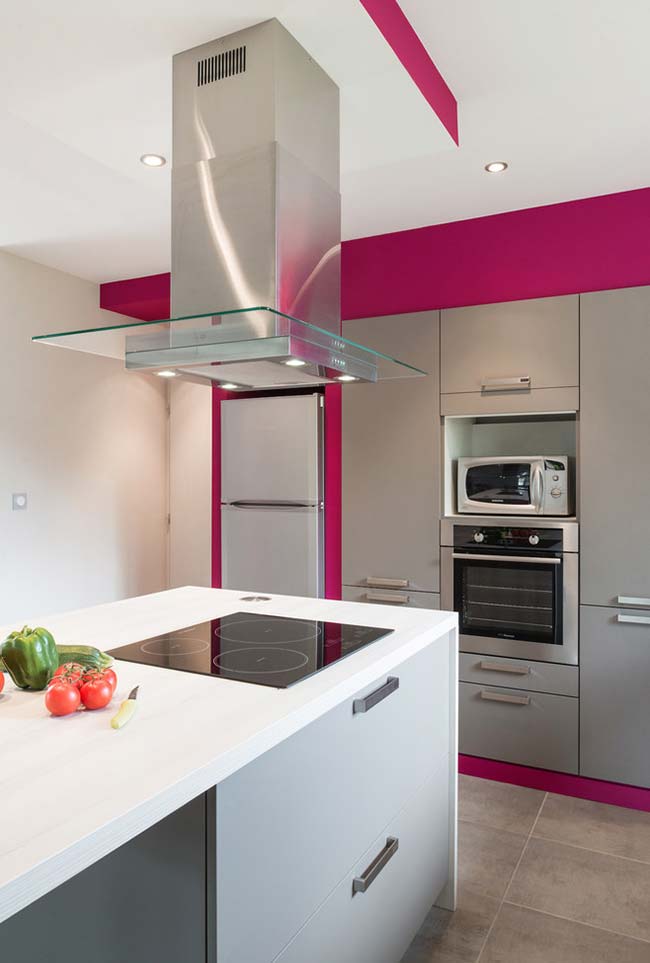 Fundo pink para uma cozinha ampla em tons claros