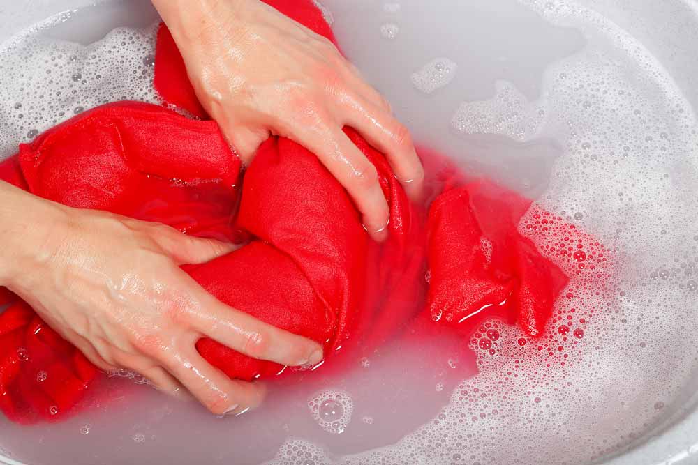 Como lavar roupa a mão