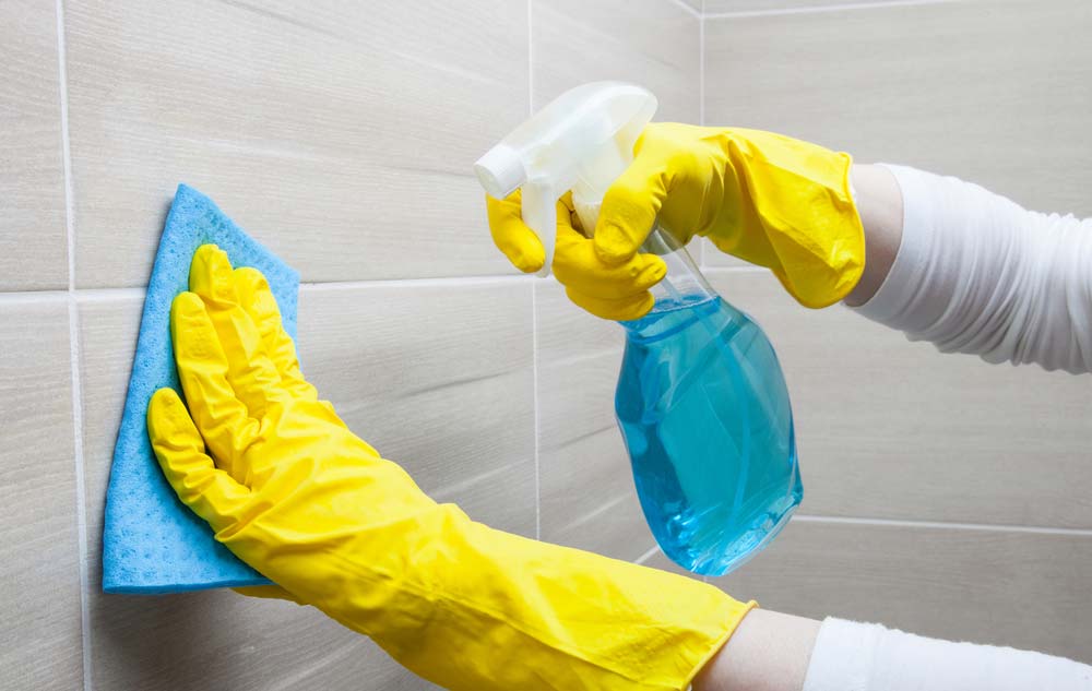 Como limpar azulejo de banheiro com produtos multiuso