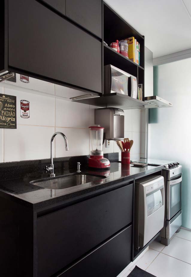 cozinha americana com objetos decorativos preta e branca