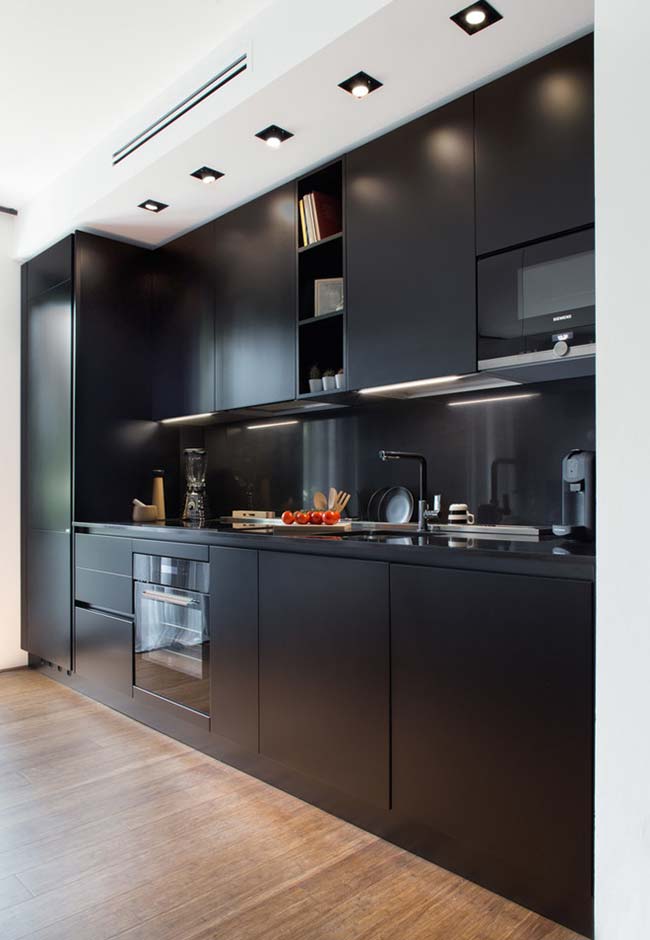 Cozinha com armário preto