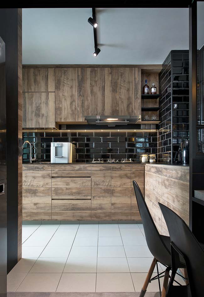 Cozinha preta e madeira