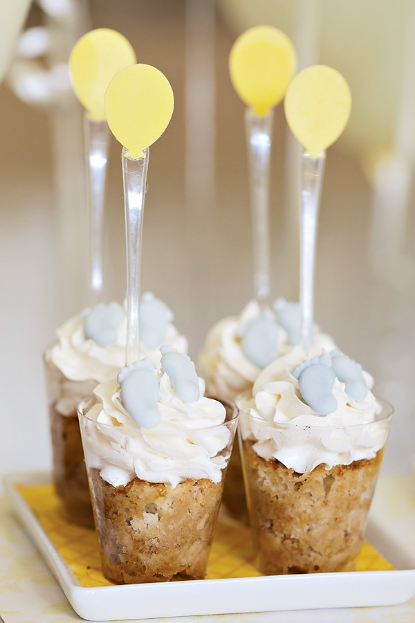 Decoração chá de bebê: bolinho de pote com pezinhos em pasta americana