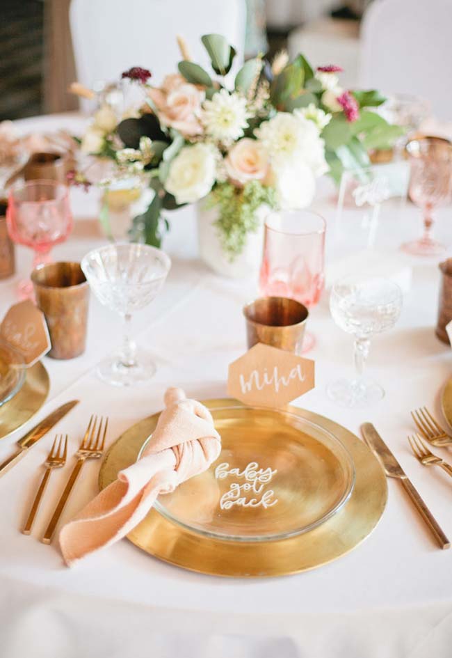 Decoração chá de bebê com mesa em tons de rosa e verde