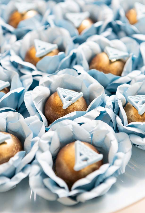 Bombons acobreados com embalagem em papel, formando uma flor linda e delicada para servir aos seus convidados