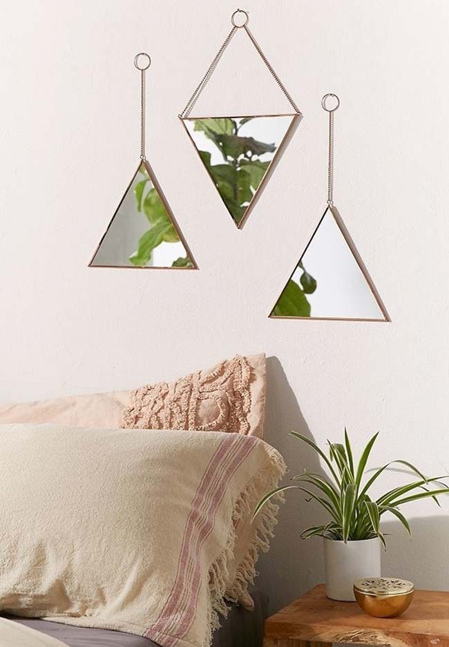 Tríptico de espelhos triangulares para decorar o ambiente do quarto acima da cama