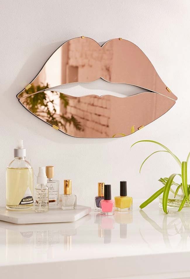 Outra forma de espelho para decorar o seu quarto e a penteadeira de maquiagens