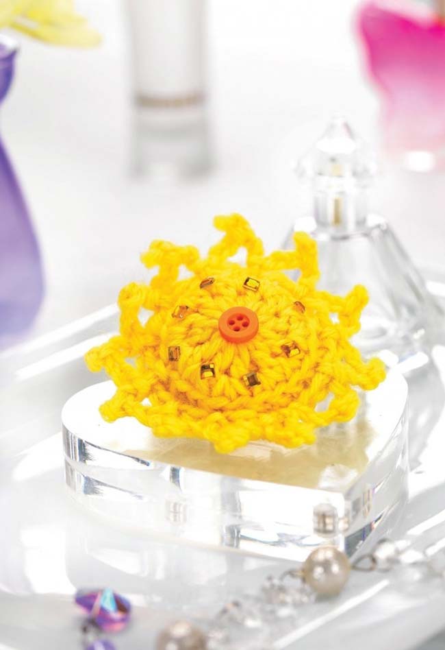 Flor de crochê amarela com botão e miçanguinhas
