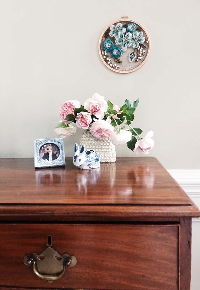 Vaso de rosas com flores de crochê