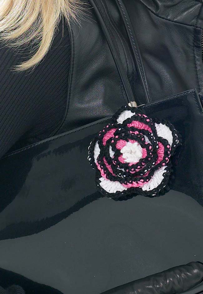 Flor de crochê em preto, rosa e branco