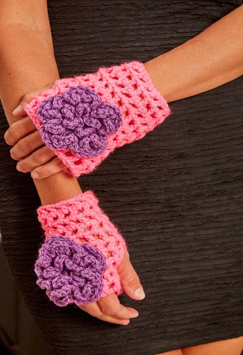 Outra ideia de luva aberta de crochê com aplicação floral