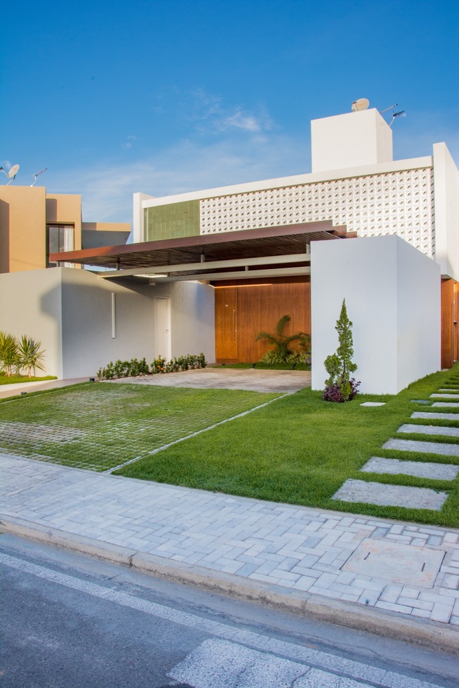 Repare como a ausência visual do telhado embuido valoriza a construção e a deixa mais clean e moderna