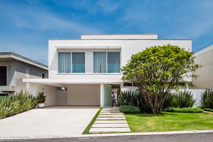 A casa moderna e simples também apostou no uso do telhado embutido