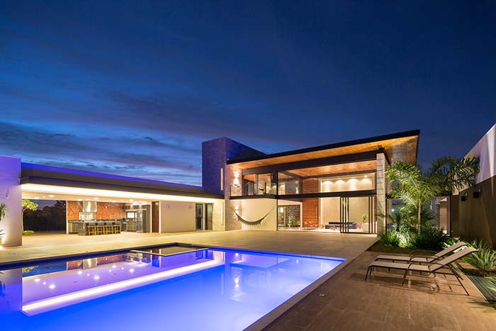 Casa ampla com piscina e telhado embutido