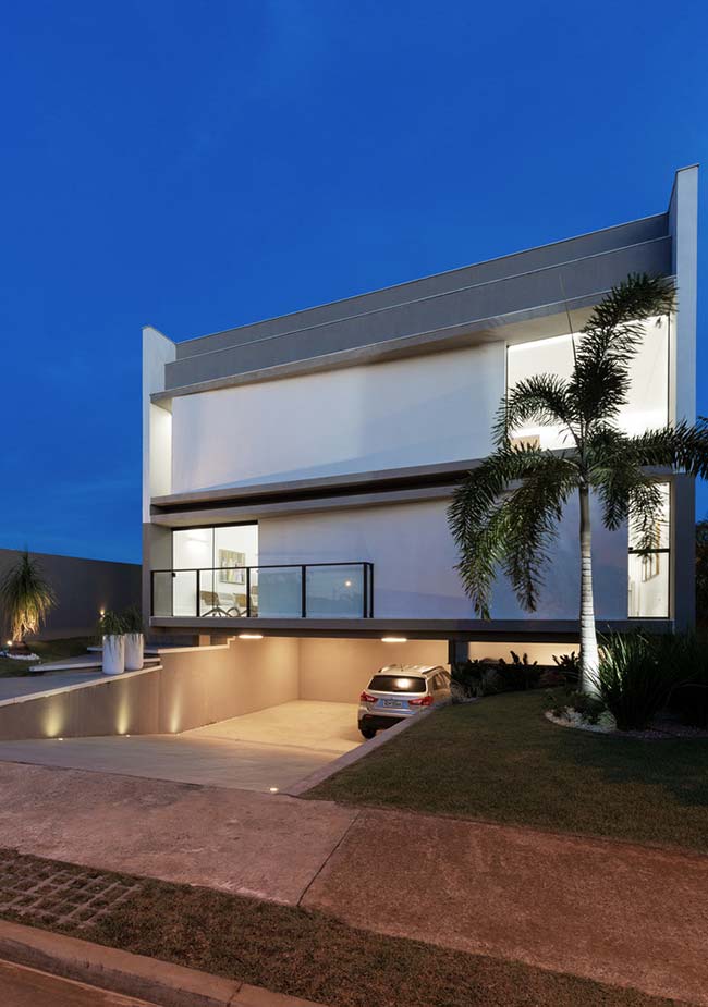 Casa moderna e minimalista ganhou um telhado embutido para reforçar e completar a proposta arquitetônica
