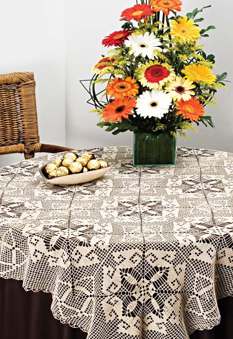 Mesa decorada com toalha de crochê