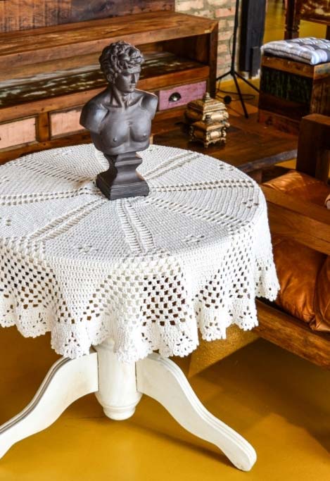 Toalhas de mesa de crochê não só para a sua mesa de jantar: aposte na decoração de outros tipos de mesas e superfícies