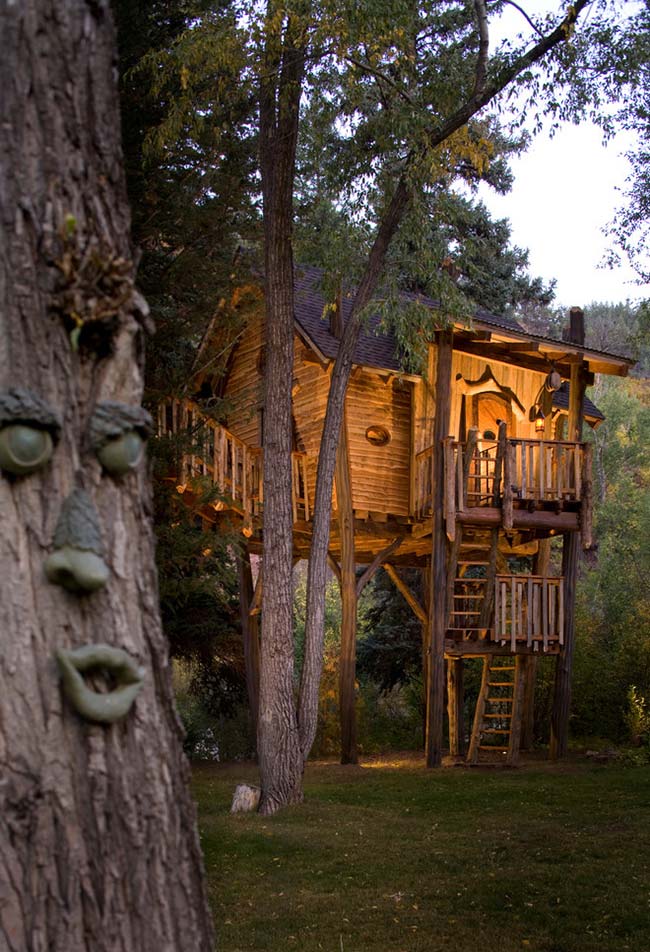 Casa na árvore tirada das histórias de fantasia