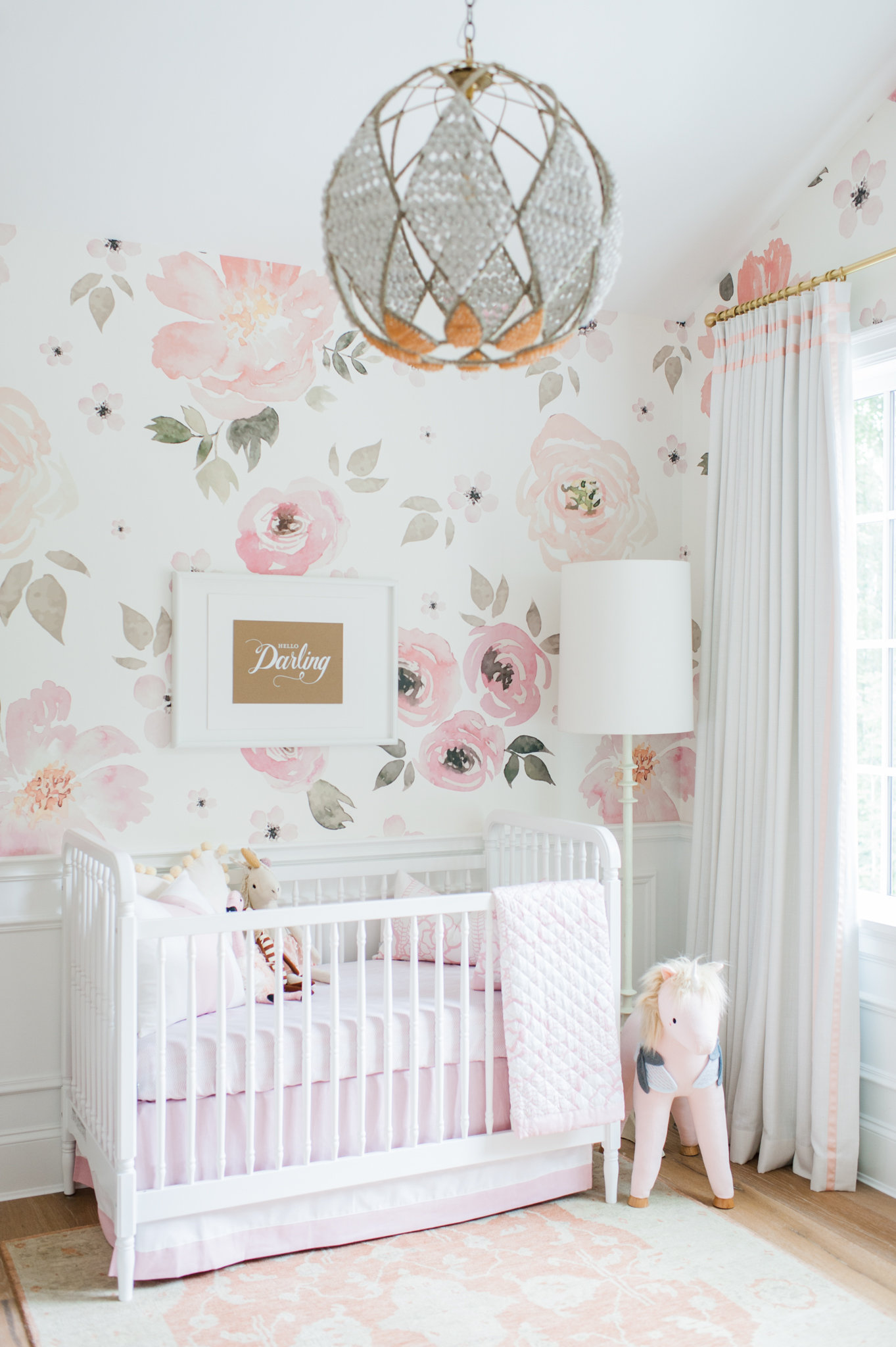 Quarto de bebê rosa e branco: num clima mais tranquilo, aposte nos detalhes que trazem mais personalidade para o quarto, como este papel de parede florido em aquarela