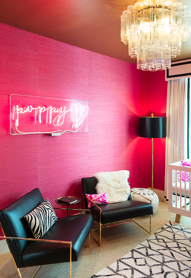 E se você prefere uma decoração mais forte e cheia de atitude, dê uma olhada neste quarto de bebê em pink, preto e branco