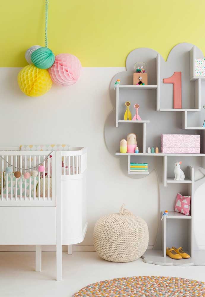 O amarelo no quarto do bebê funciona para trazer mais animação e diversão para o ambiente, funcionando muito bem para dar destaque para cores mais vibrantes e cores mais neutras